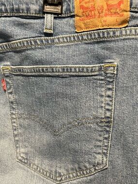 Levi's Men's Light Wash Blue Relaxed Jeans